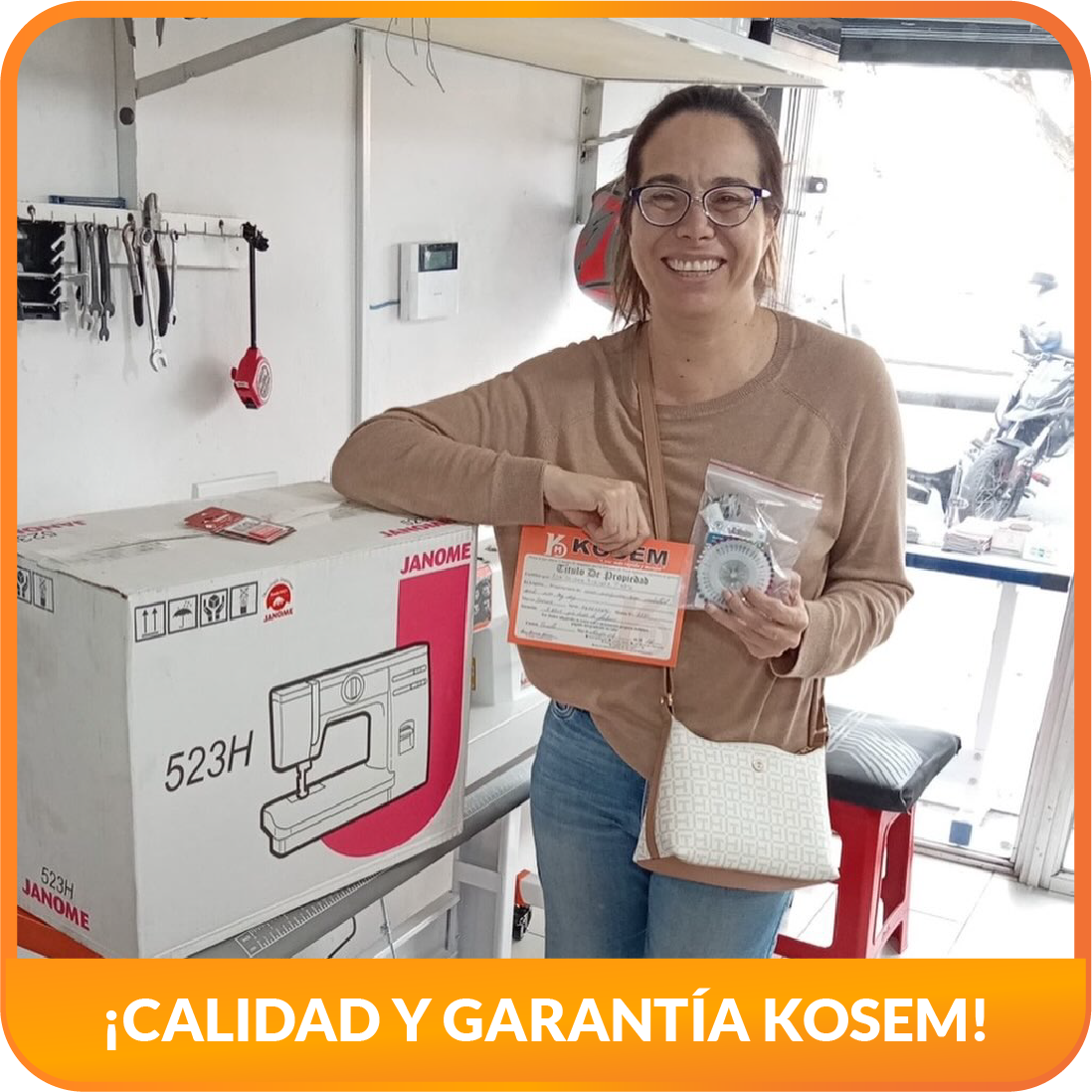 Cliente feliz con su máquina de coser Janome adquirida en KOSEM Ecuador