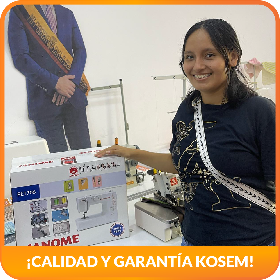 Cliente feliz con su máquina de coser Janome adquirida en KOSEM Ecuador